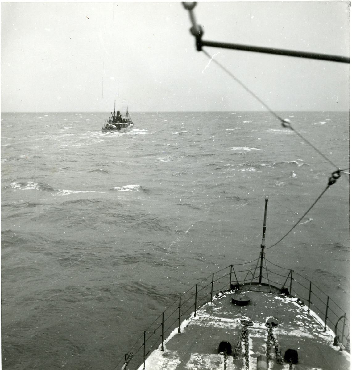 Jagaren Mjölner eskorterar ett Gotlandsfartyg.