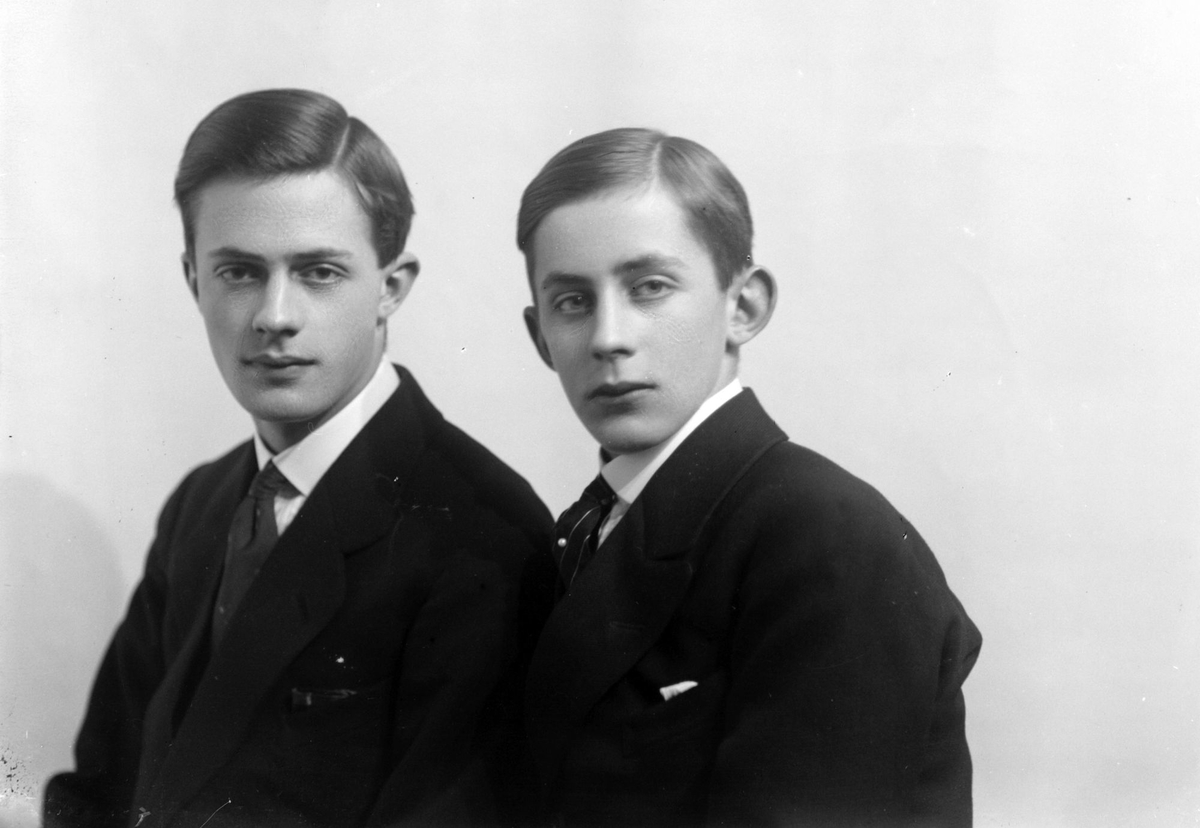 Studioportrett av to unge menn i halvfigur.