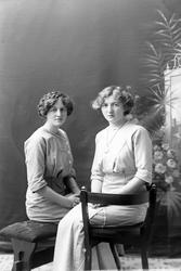 Studioportrett av søstrene Karen og Jenny Christiansen.