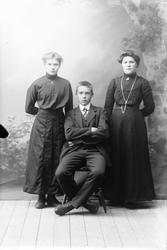 Studioportrett av tre ungdommer.