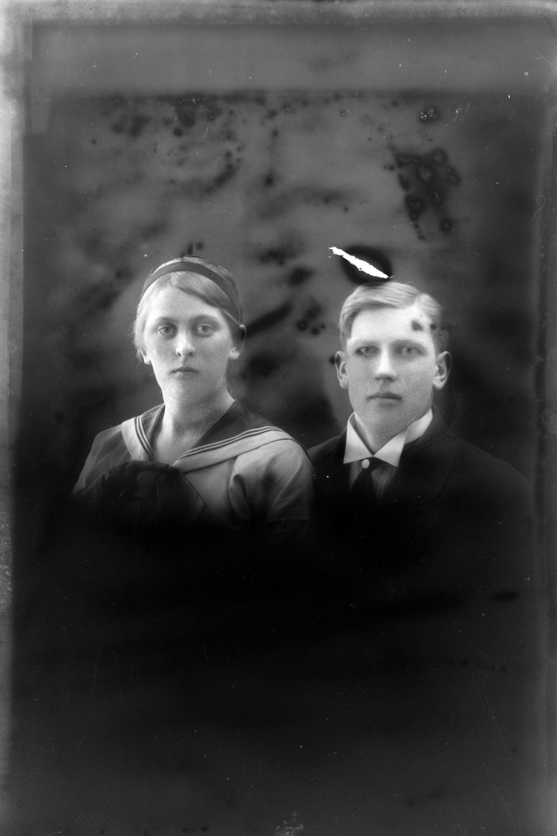 Studioportrett av en mann og kvinne i halvfigur.