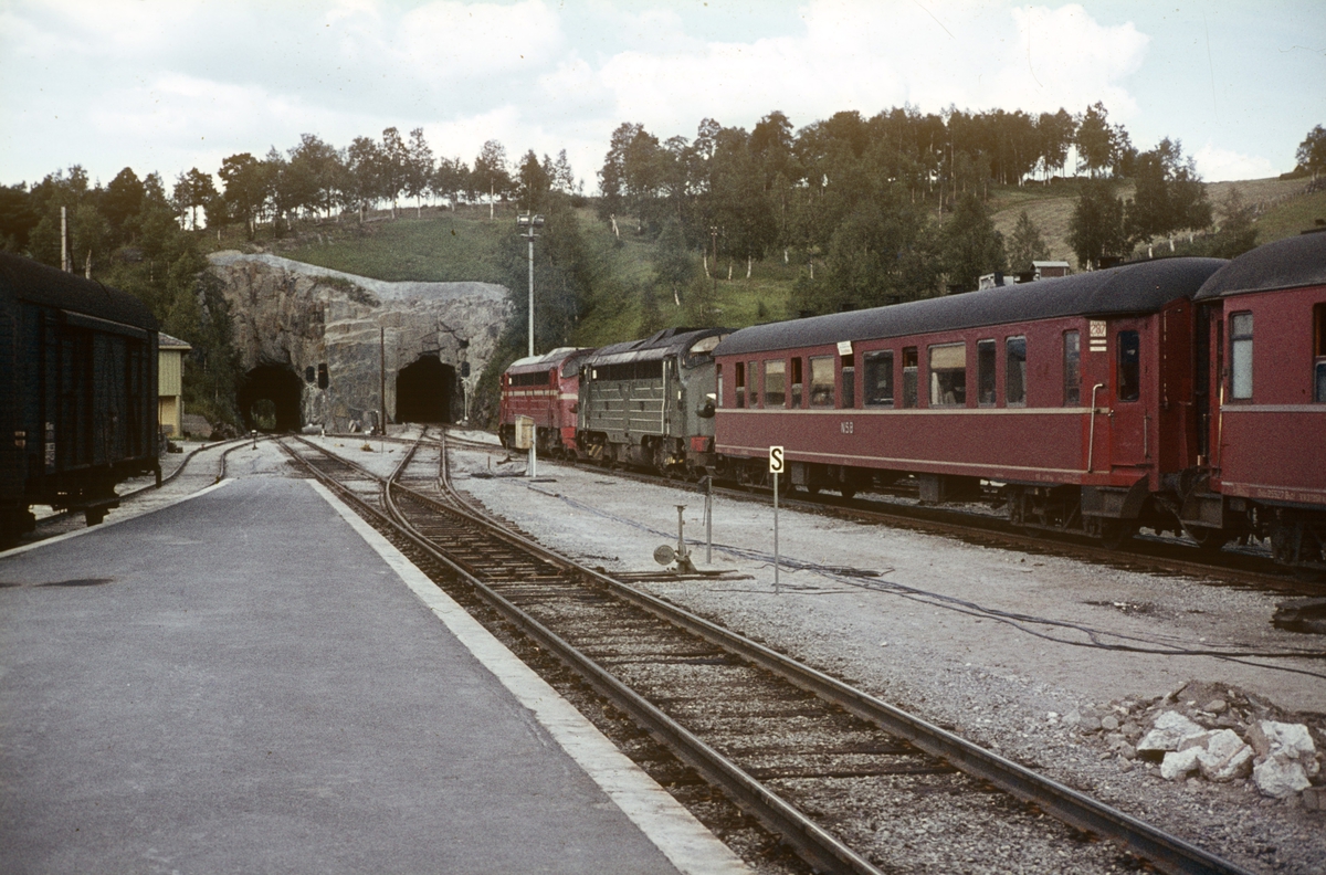 Tog til Trondheim over Dovre på Dombås stasjon. Toget trekkes av to lokomotiver type Di 3.