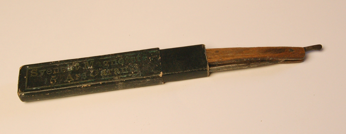 Samenleggbar barberkniv med etui. Kniven har skjefte av tre, og knivblad av stål.