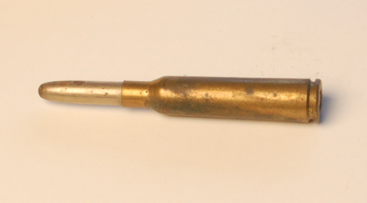 Fulladet flaskeformet geværpatrone i 6,5 mm. med blyspiss.