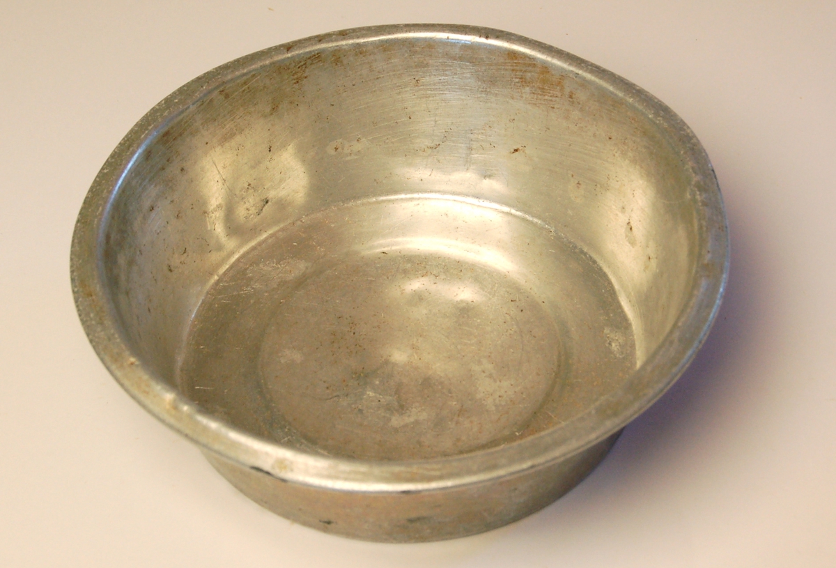 Sirkelrund djup aluminiumsbolle egnet til servering av mat under røffe forhold.