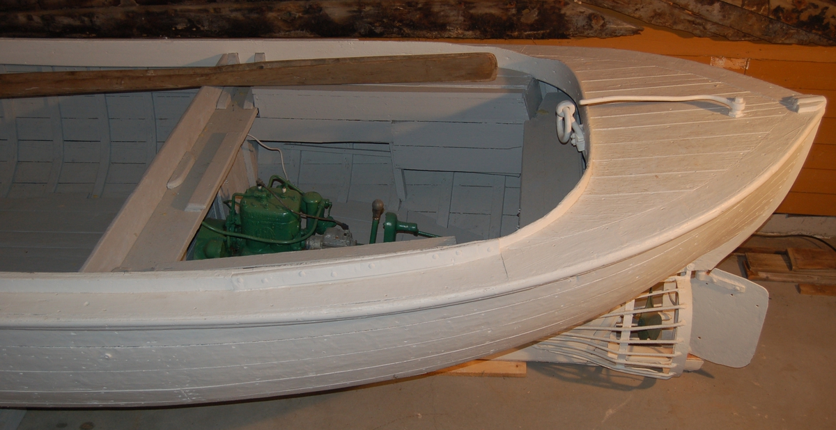 Snekkeliknande kravellbygd trebåt med eikespant, utstyrt med bensinmotor og årer til framdrift.
Til beskyttelse av propellen mot skader fra isklumper, er den omgitt av en "korg" av rundtjern.