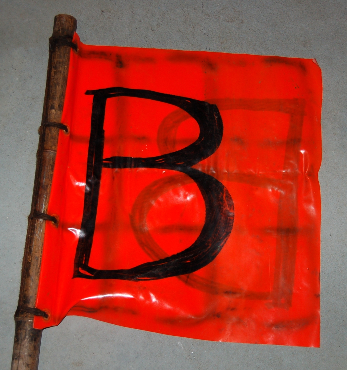 Flagg som regel påmalt skipet sin forbokstav, og festet til en stang av bambus til markering av skinndunger liggende på isen.