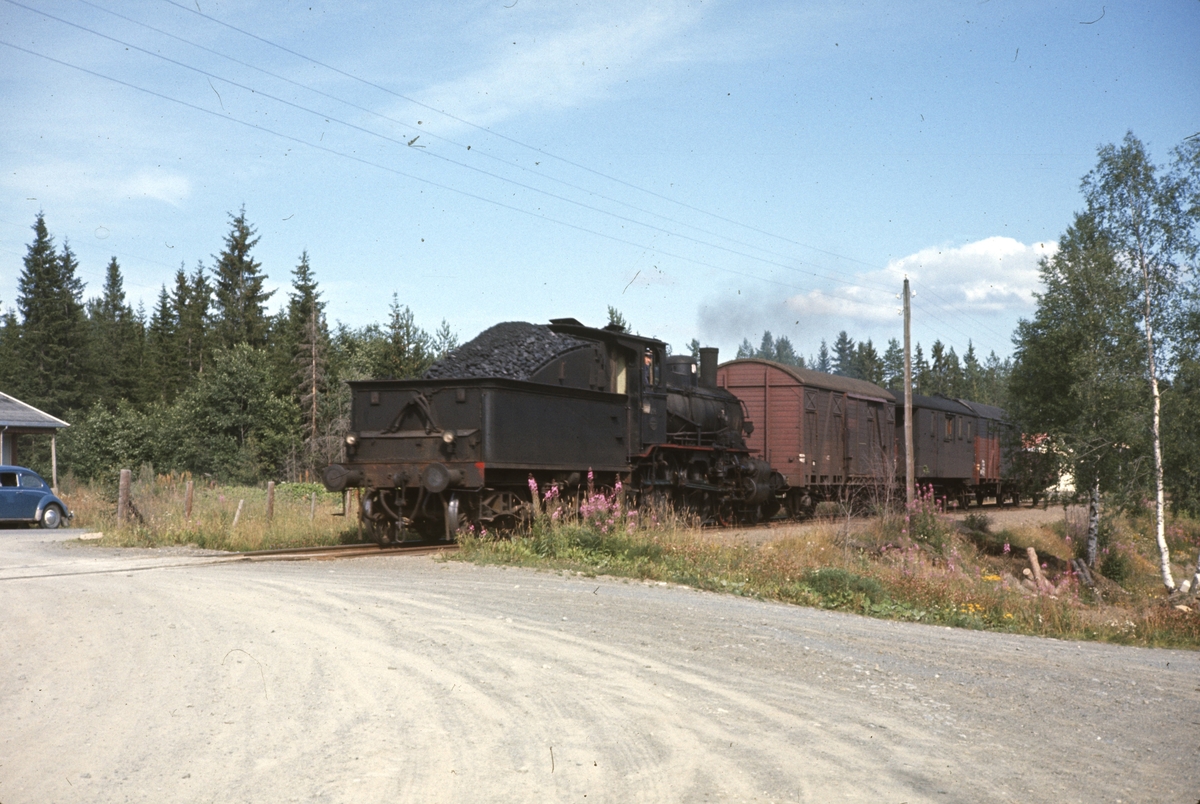 Damplokomotiv type 27a nr. 296 med godstog fra Skreia til Reinsvoll
