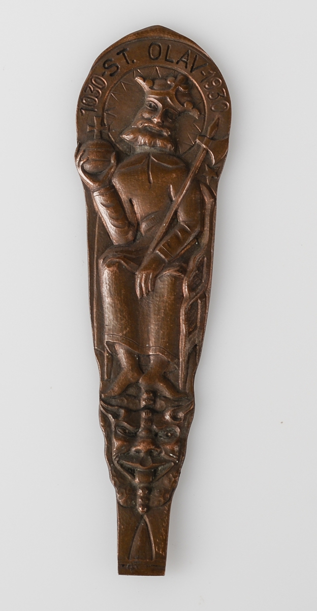 Relieff av St.Olav sittende med øks og kors, med føttene holder han nede et dragehode.