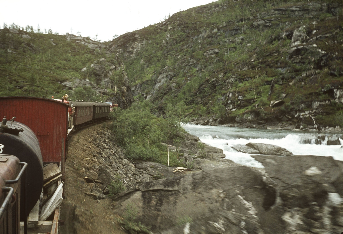 Utsikt fra diesellokomotivet SAULO på Sulitjelmabanen mellom Sjønstådalen og Hellarmo, ca. 1 km. ovenfor Sjønstådalen