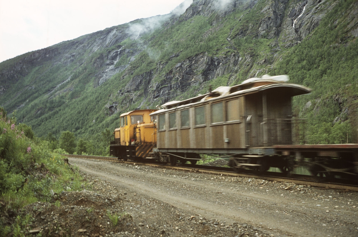 Statens Vegvesens diesellokomotiv på Sulitjelmabanen nær Ågifjellet holdeplass