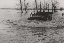 Militært kjøretoy på dypt vann,