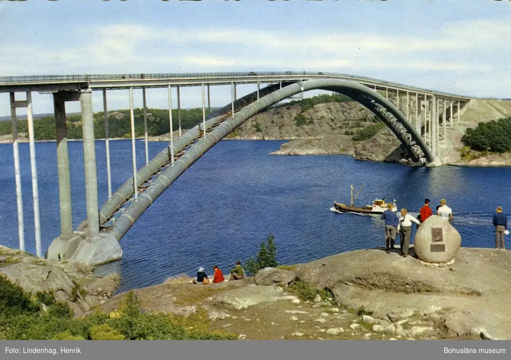 Text på kortet: "Nya Tjörn- och Orustleden. Almöbron med Nordströmska minnesstenen".