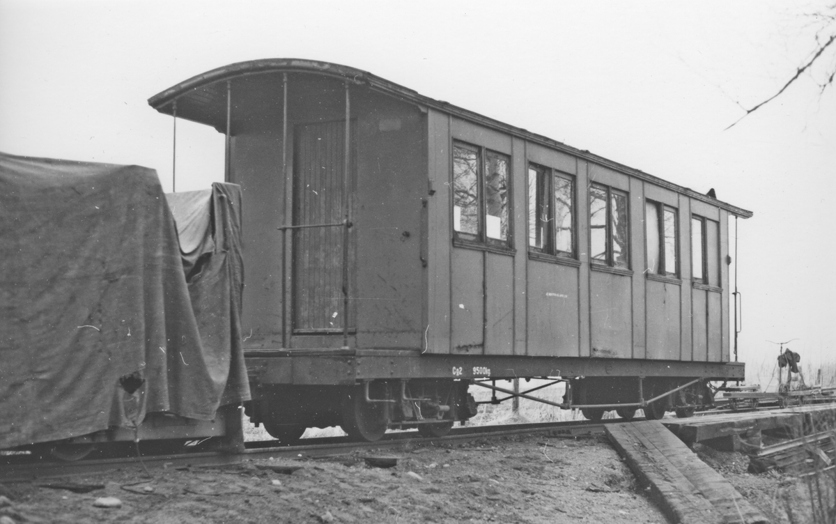 Personvogn Co 2 og diesellokomotivet "Bæleverket" hensatt på Fossum.