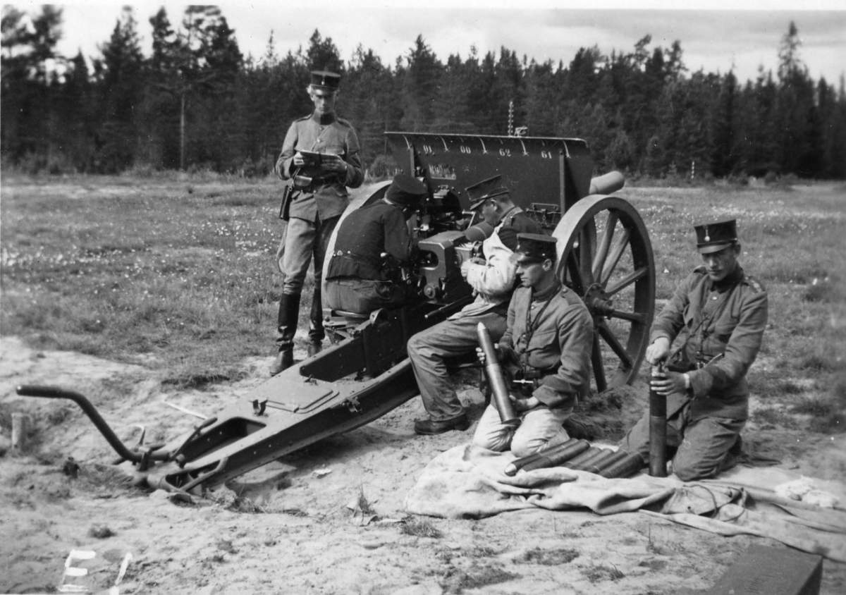 Kanon m/1902-10. 7,5 cm. Grupperad pjäs, A 6. Namn se notering.