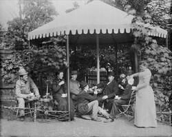 hagepaviljong, menn, kvinner, kaffebord, servering