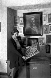 bolig, interiør, stue, kvinne, skrivebord, malerier