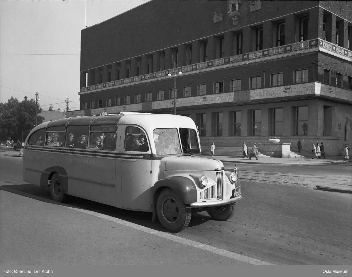 Rådhuset, plass, Husmorbladets buss til København