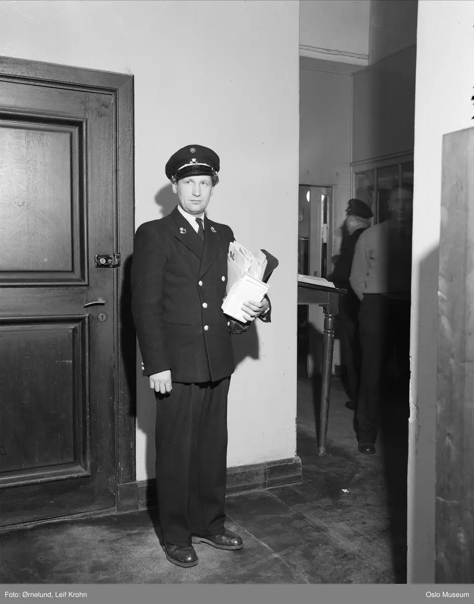 mann, postbud, uniform, postutdeling - Oslo Museum / DigitaltMuseum