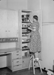 bolig, interiør, kjøkken, kvinne, gardintrapp, rydding i kjø