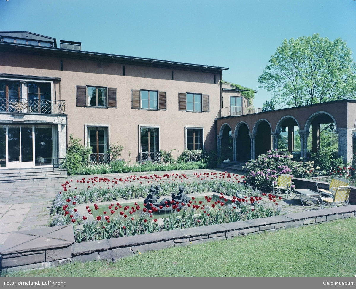 villa Smedbråten, hage, terrasse, basseng, skulptur, tulipanbed