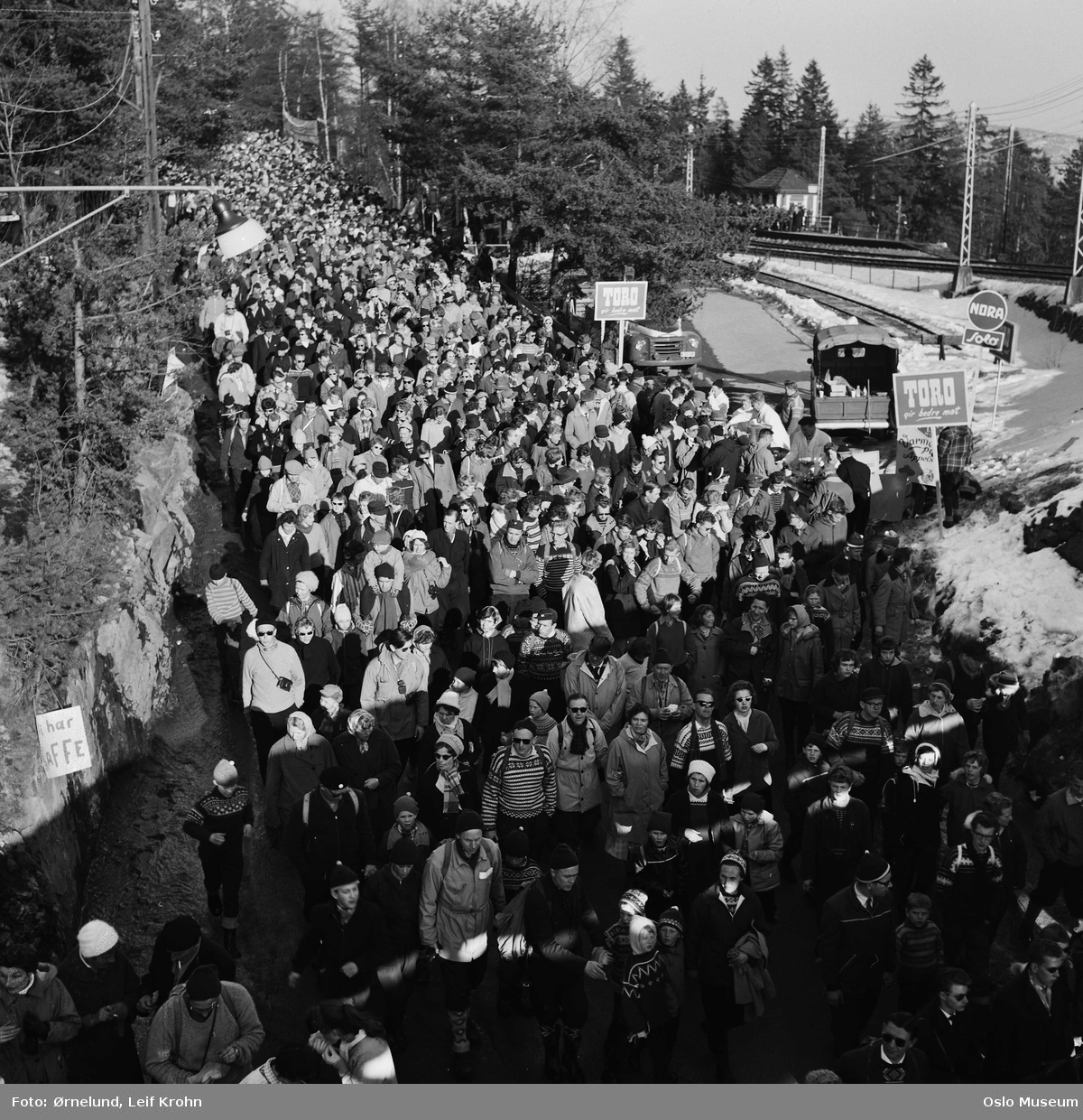 Besserud stasjon, publikum på vei fra Holmenkollbakken