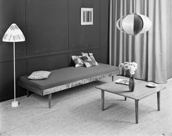 interiør, sittebenk, bord, stålampe, taklampe, gardiner