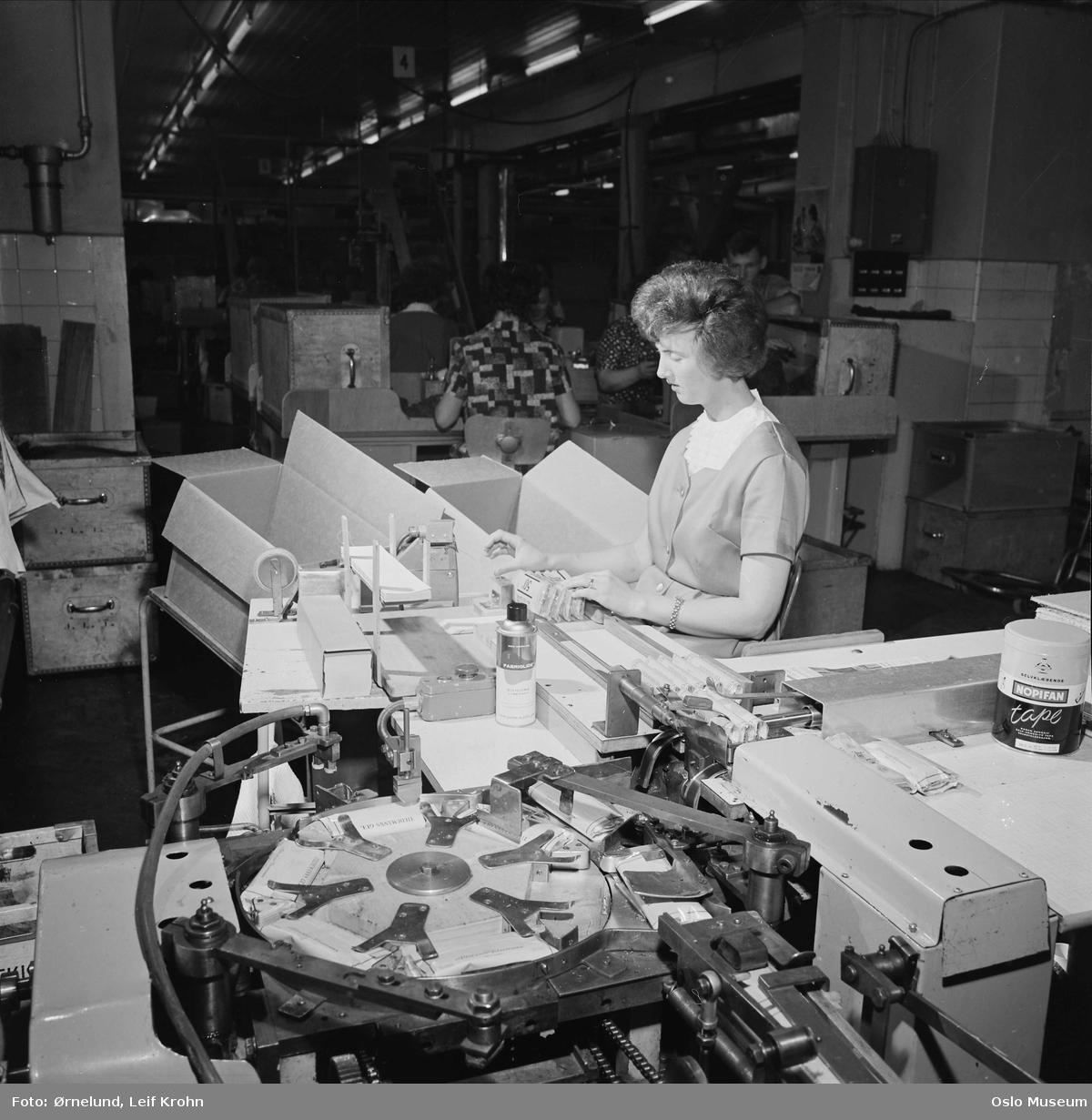 Tiedemanns tobakksfabrikk, interiør, produksjonslokale, kvinne, arbeidere, tobakk, maskin
