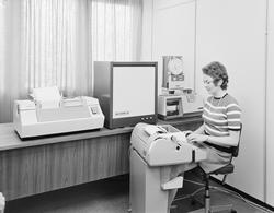 Kontorinteriør med datamaskiner.