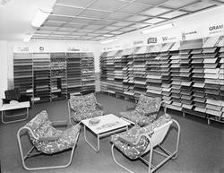 teppeforretning, interiør, teppeprøver, lenestoler, bord