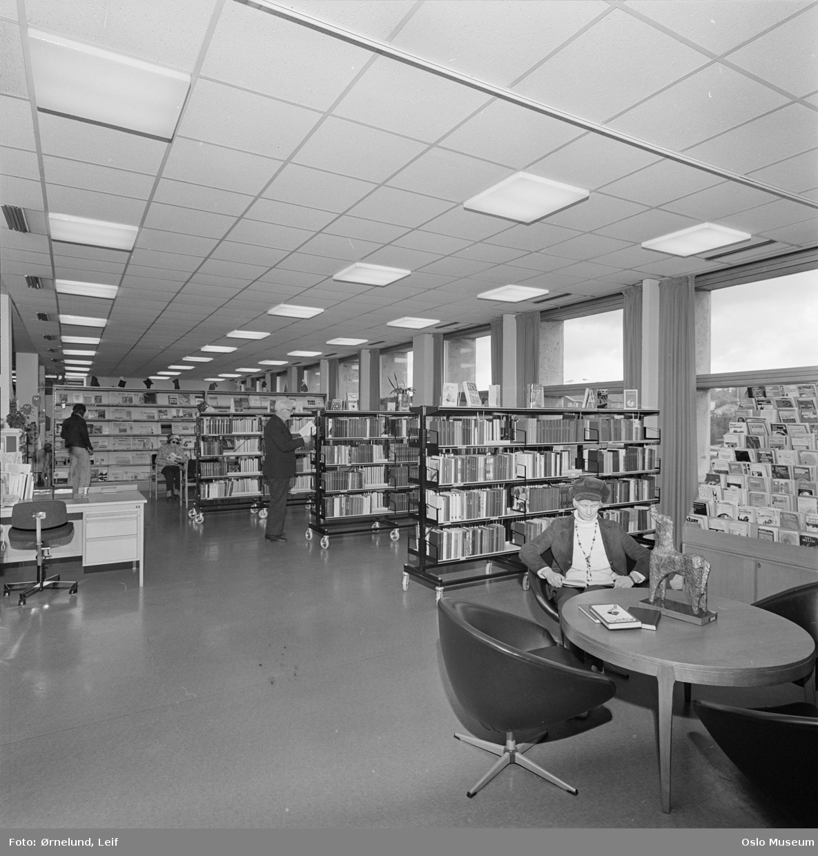 Deichmanske bibliotek, Årvoll filial, interiør, mennesker