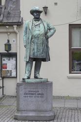 Brynjulf Bergsliens statue av Johannes Brun.