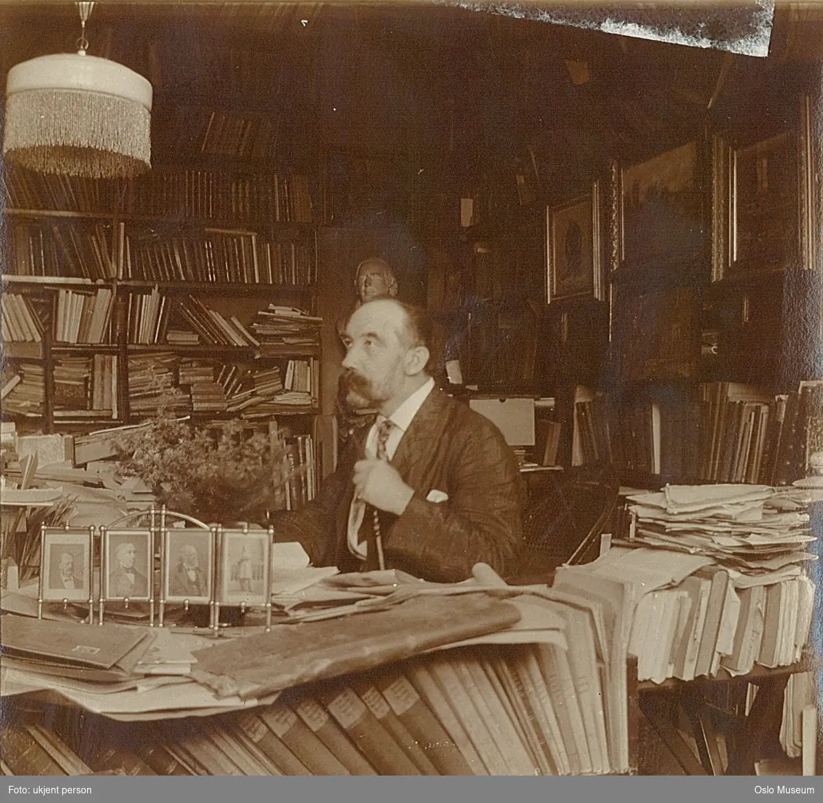 portrett, mann, folklorist, sittende halvfigur ved skrivebord, arbeidsværelse