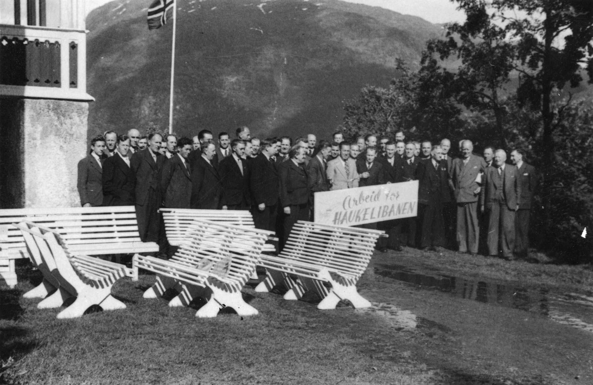 Gruppe av menn ved Breifonn hotell i 1946. Møtet for "Arbeid for Haukelibanen".
