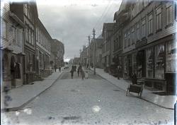 Til høyre i bildet ligger Strandgaten 152. Før 1895 lå Løvea