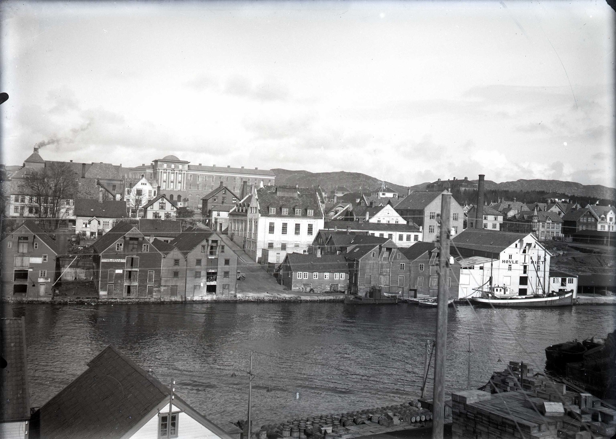 Sjøhusrekke på begge sider av Knut Knutsen OAS gt. Rådhuset i bakgrunnen midt på bildet. Til venstre den gamle Festiviteten, til høyre det gamle slaktehuset.