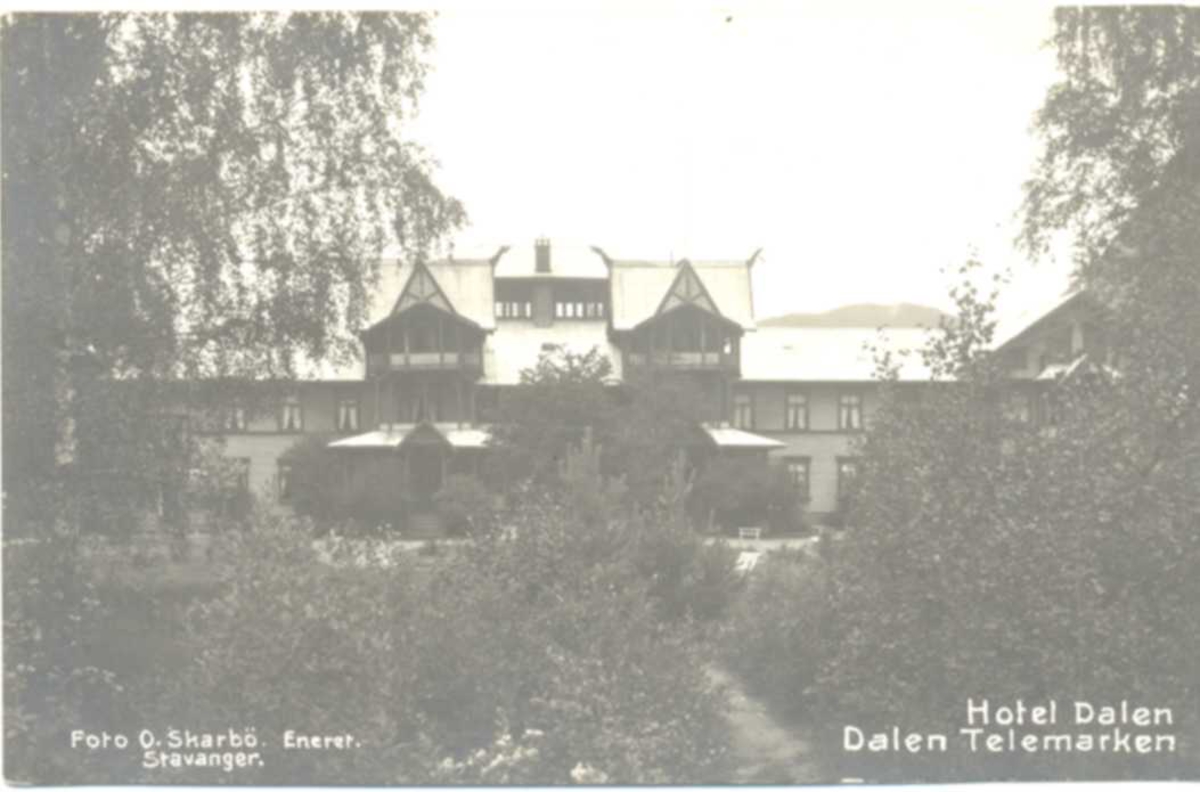 Hotel Dalen, front og hage.