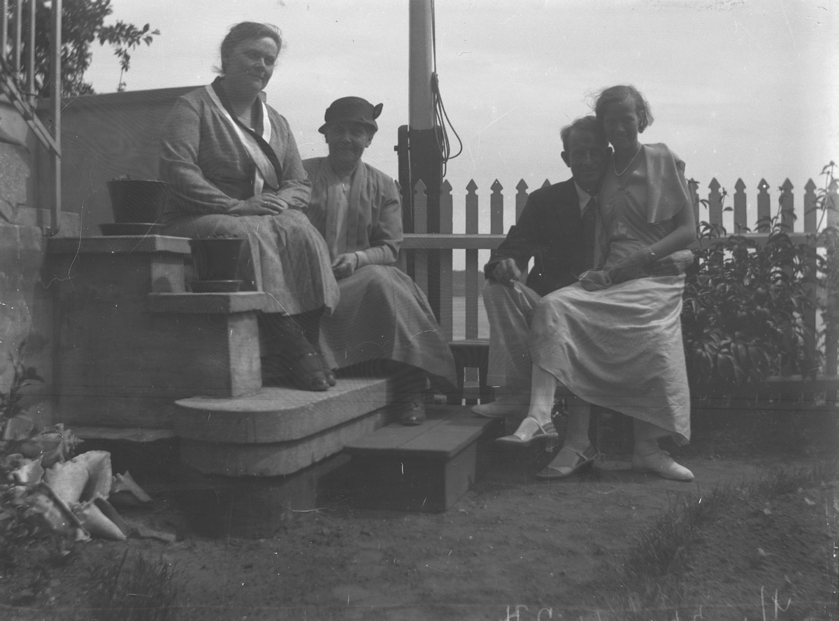 Fire personer i hagen hos Lyng Olsen 4 Juni 1933. Kragerø