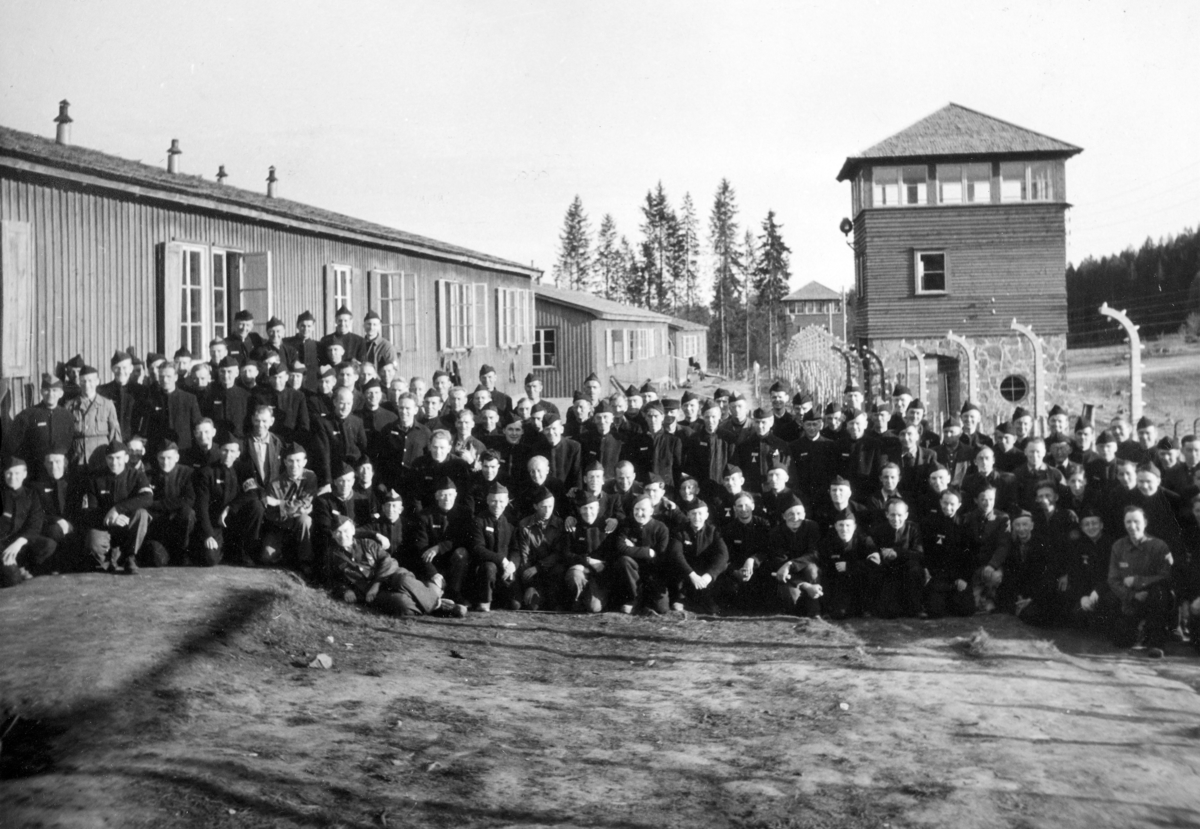 Grini fangeleir, 8. mai. 1945, brakker i bakgrunn, stor gruppe fanger, belegget på brakke 10, menn fra Vang, Hedmark. 