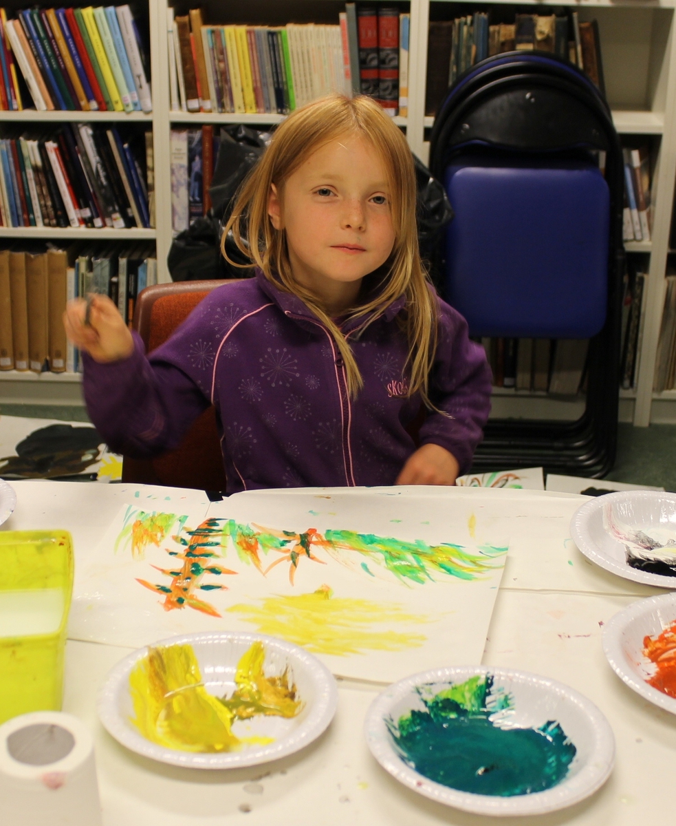Aktivitetsdag på Berg-Kragerø Museum 8.10.2014. Høstferien.
Barn leiker,  maler, triller på en  ring, går på stylter, spiser pølser, og trekker tau.