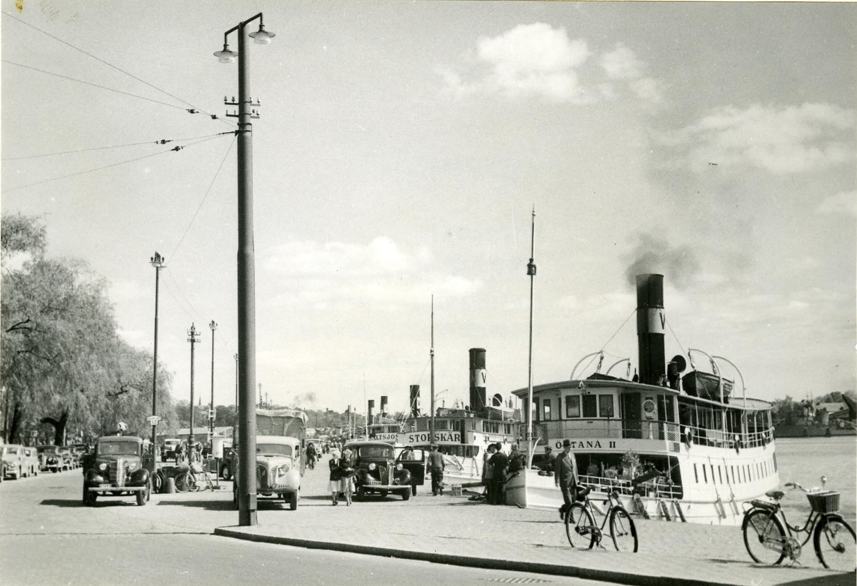 Vaxholmsbolagets skärgårdsbåtar liggande vid Strandvägskajen 1952.