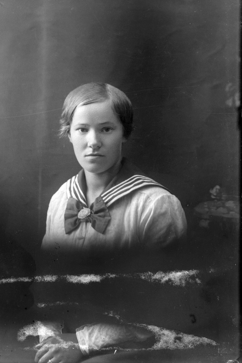 Studioportrett av en ung kvinne i halvfigur.