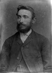 Studioportrett i halvfigur av en mann.