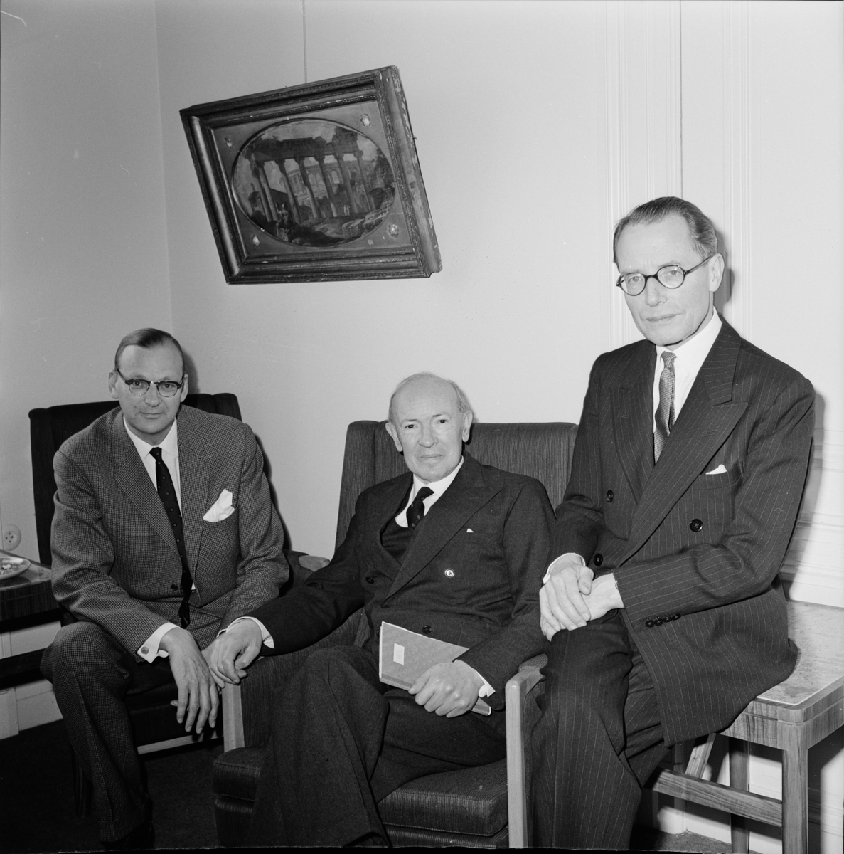 Universitetet - gästföreläsaren professor Allardyce Nicoll mellan docent Lars Åhnebrink och professor Donner, Uppsala 1962
