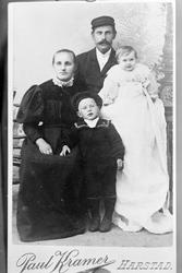 Reproduksjon av et familieportrett.