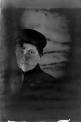 Studioportrett av en kvinne med lue på hodet.