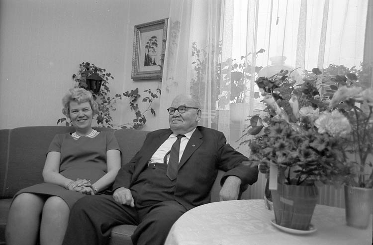 Text till bilden: "Karl Rickard Svensson "Röllo" med fru". Samhör med album 4 bild 26.