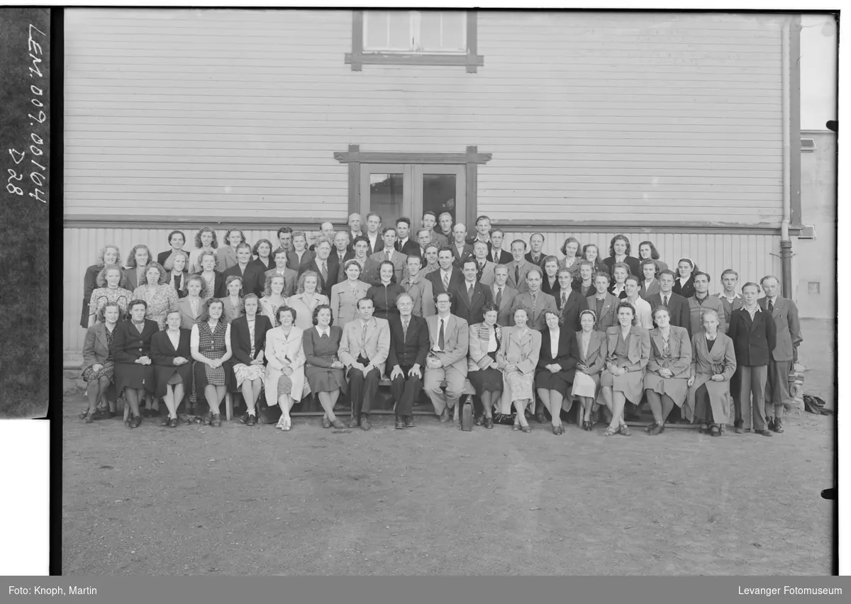 Gruppe av menensker foran en stor bygning i byen - Levanger Fotomuseum ...