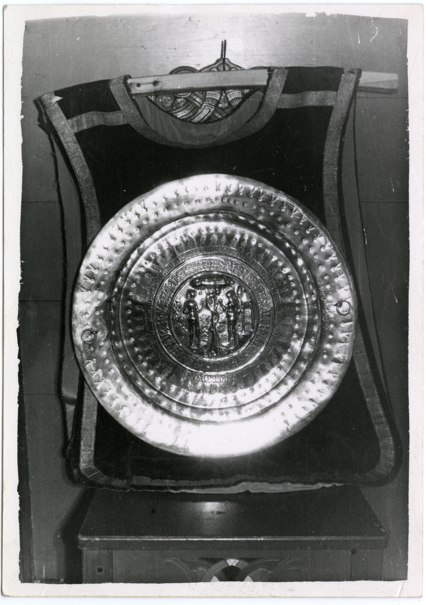 Messehagel og dåpsfat med bredde ca. 54 cm. Fotografi fra gjørtlerfirmaet C. P. Larsens arkiv.