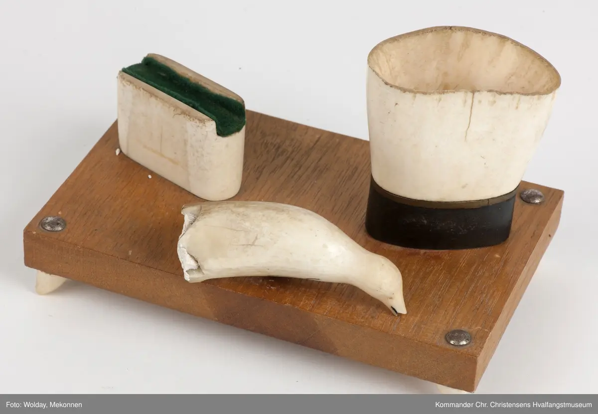 Rektangulær treplate, dekorert med  utskåret pingvin, fyrstikkholder og sigarettholder (ant.) i hvaltann.